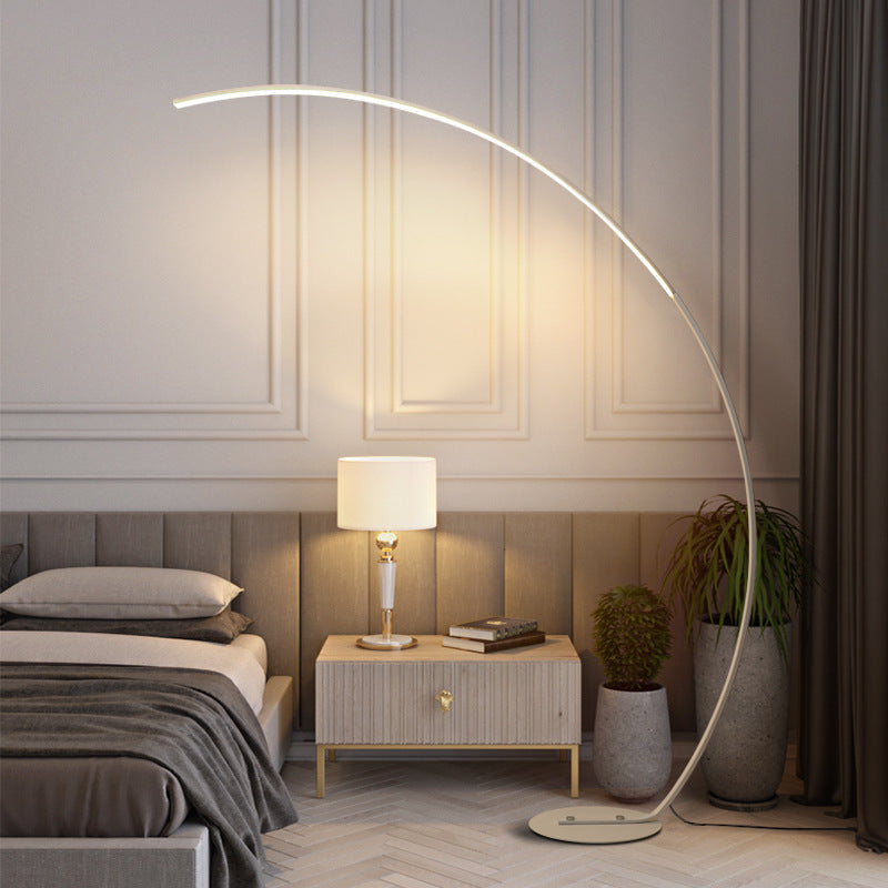 Noxia | Minimalist Bågformad Golvlampa — Elegant och Modern Belysning 
